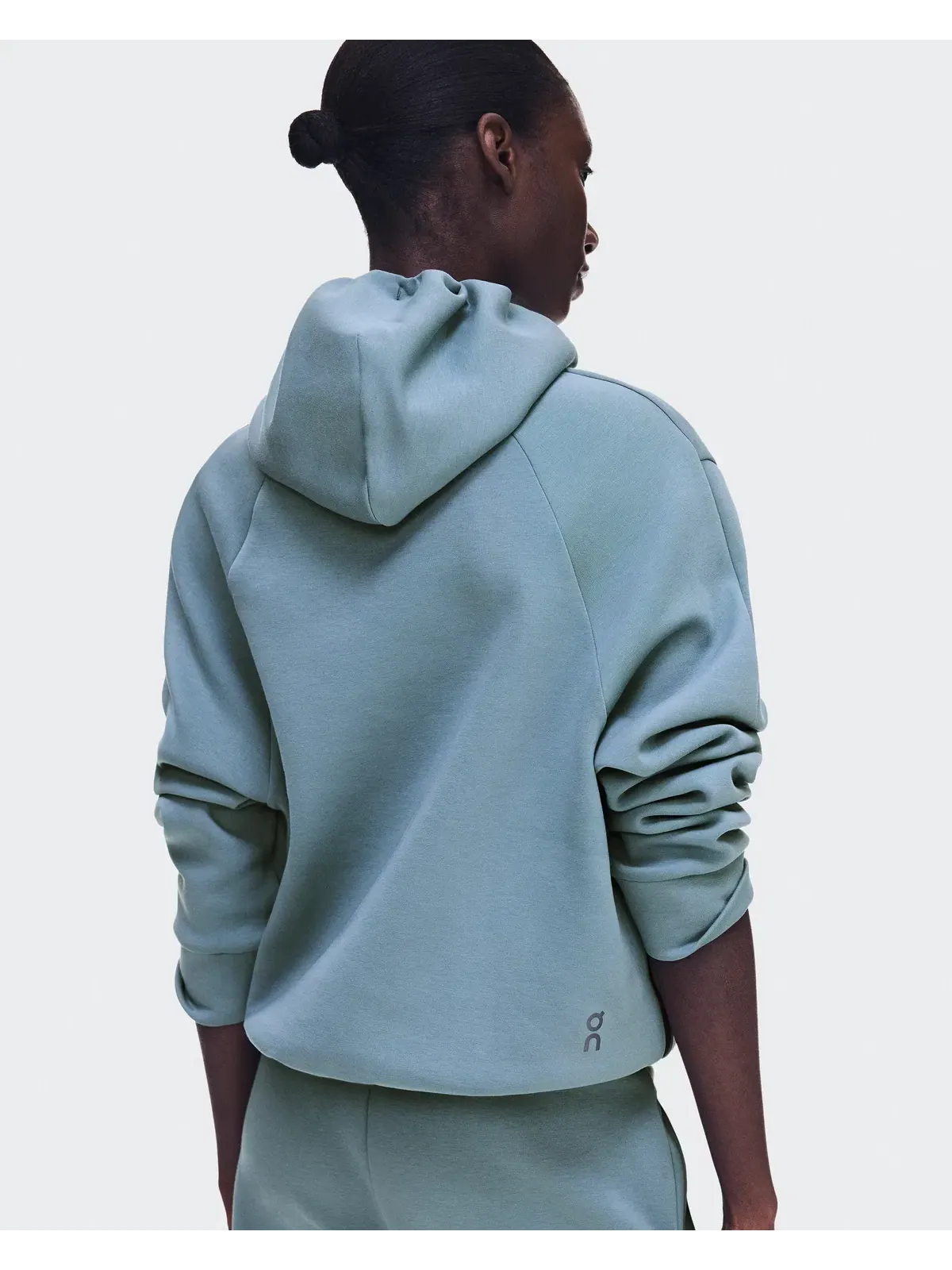 Женское худи с карманом-кенгуру Focus Tech Hoodie On — 8
