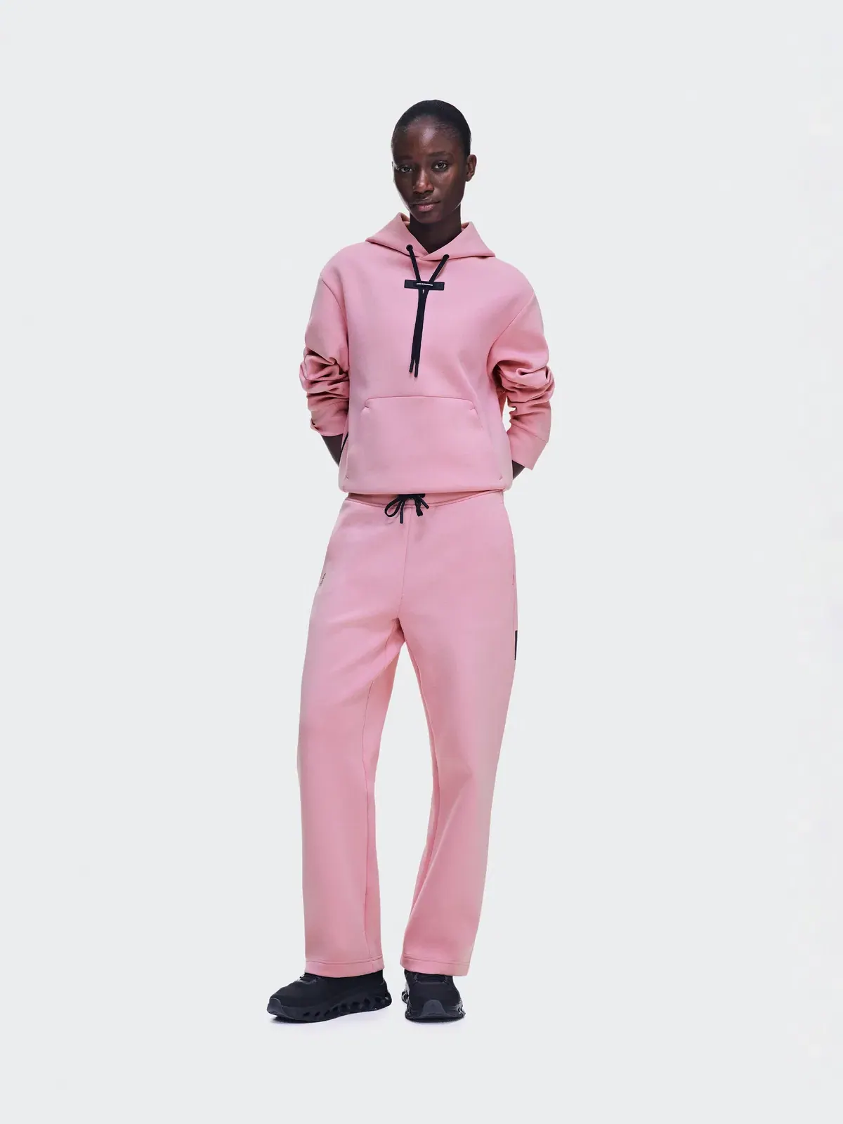 Женское худи с карманом-кенгуру Focus Tech Hoodie On — 2