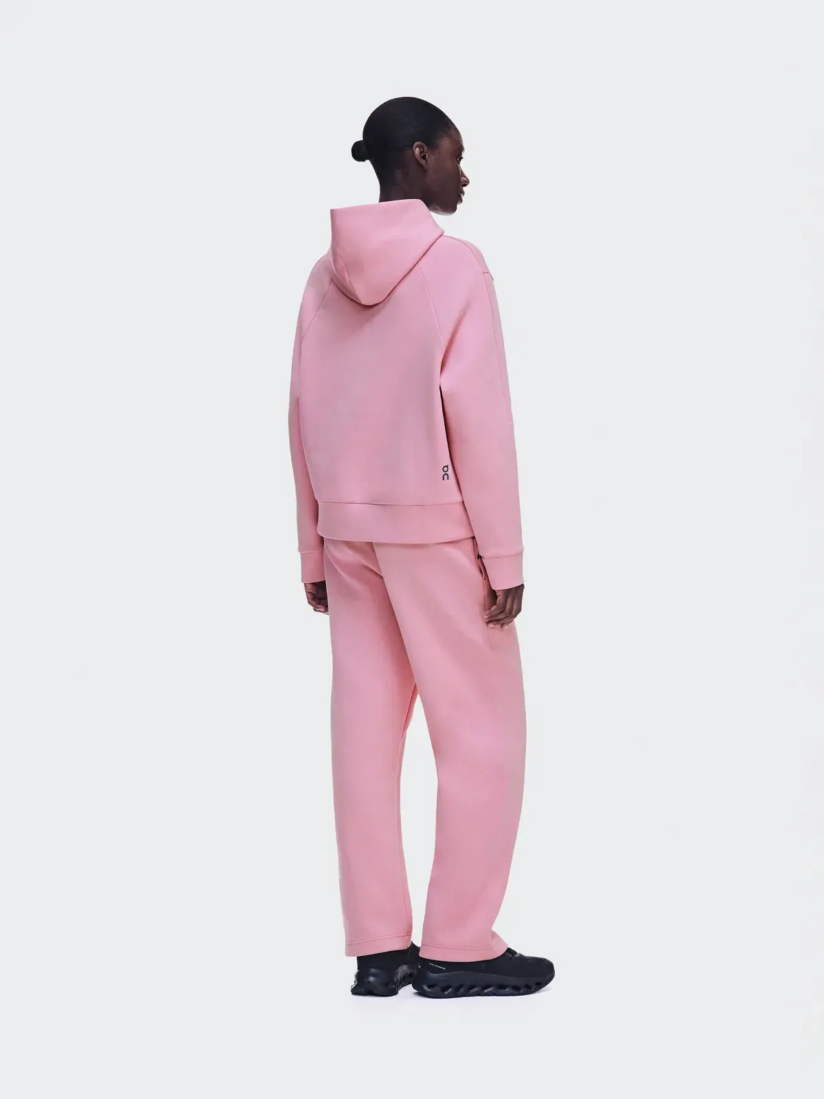 Женское худи с карманом-кенгуру Focus Tech Hoodie On — 4