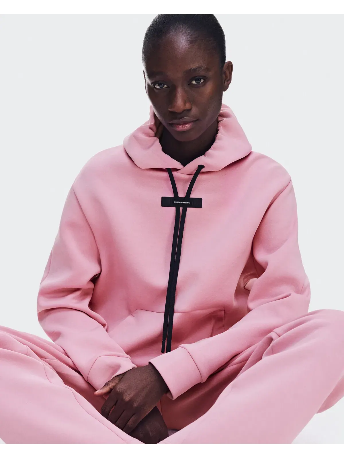 Женское худи с карманом-кенгуру Focus Tech Hoodie On — 5