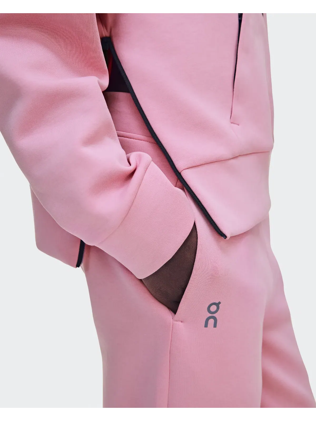 Женское худи с карманом-кенгуру Focus Tech Hoodie On — 6