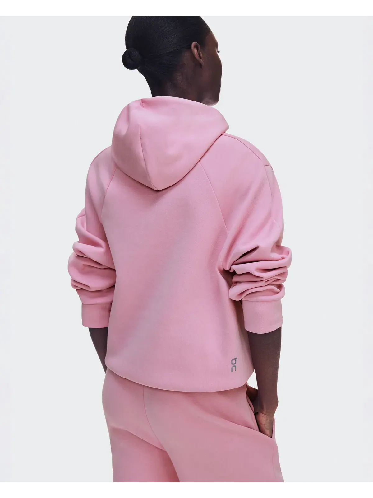 Женское худи с карманом-кенгуру Focus Tech Hoodie On — 9