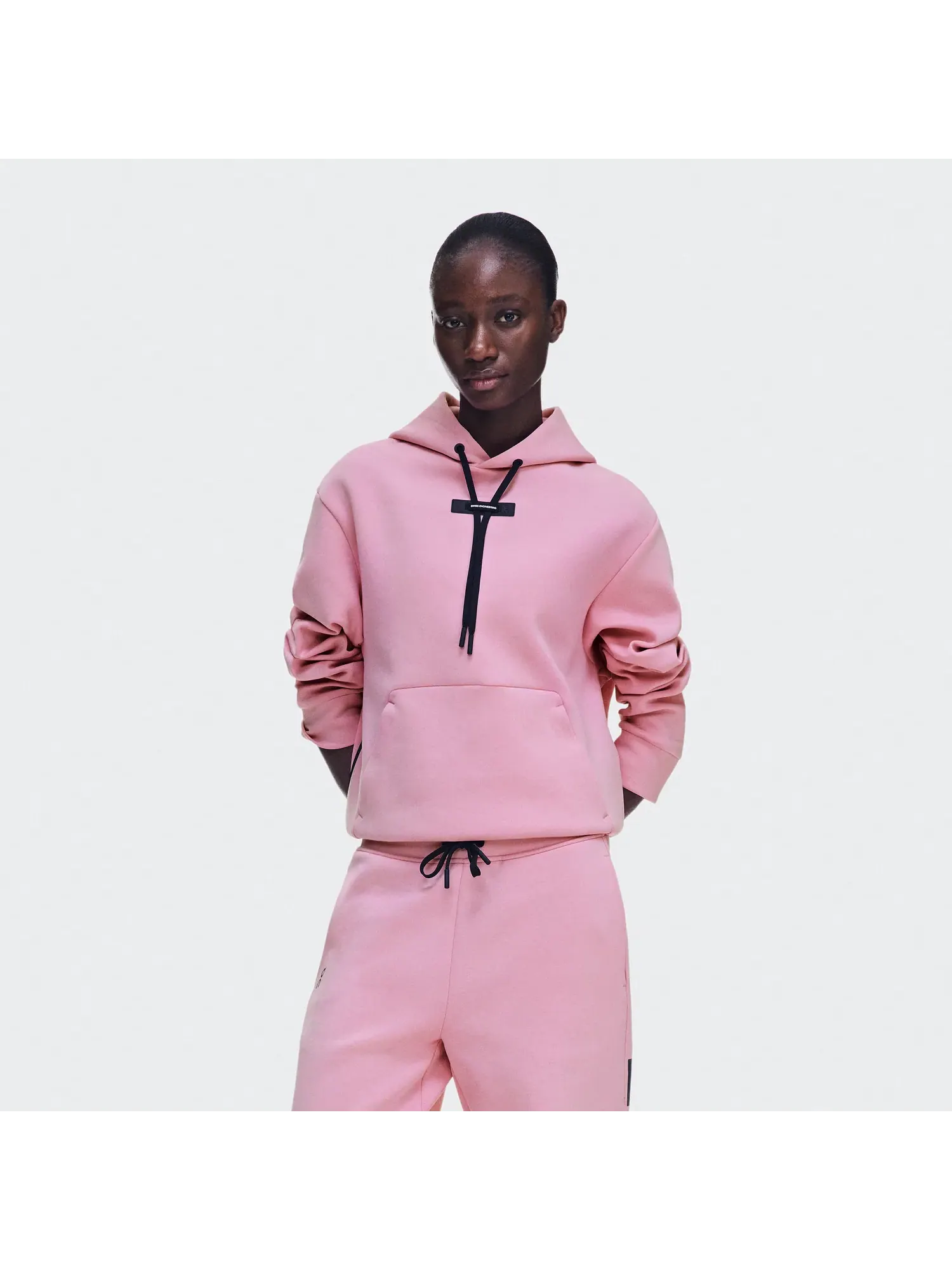 Женское худи с карманом-кенгуру Focus Tech Hoodie On — 10