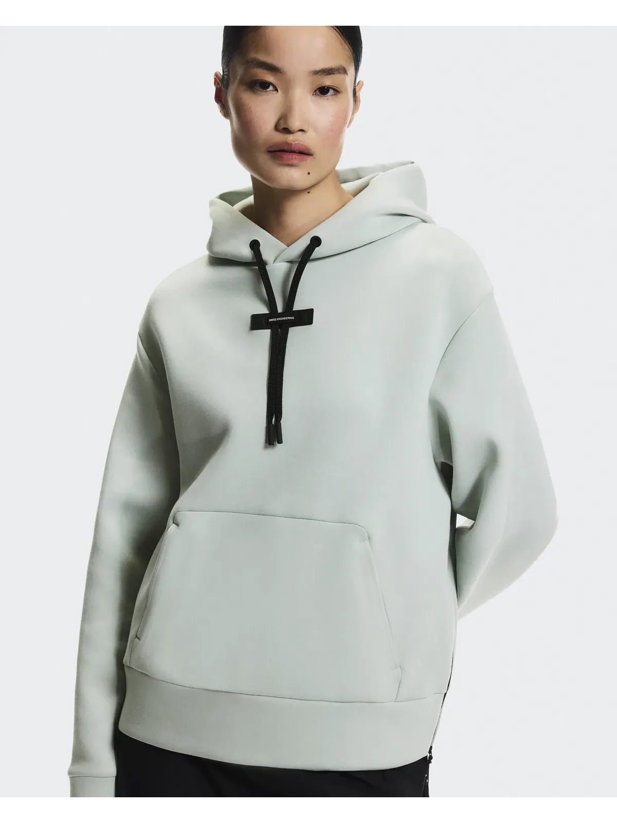 Женское худи с карманом-кенгуру Focus Tech Hoodie On — 4