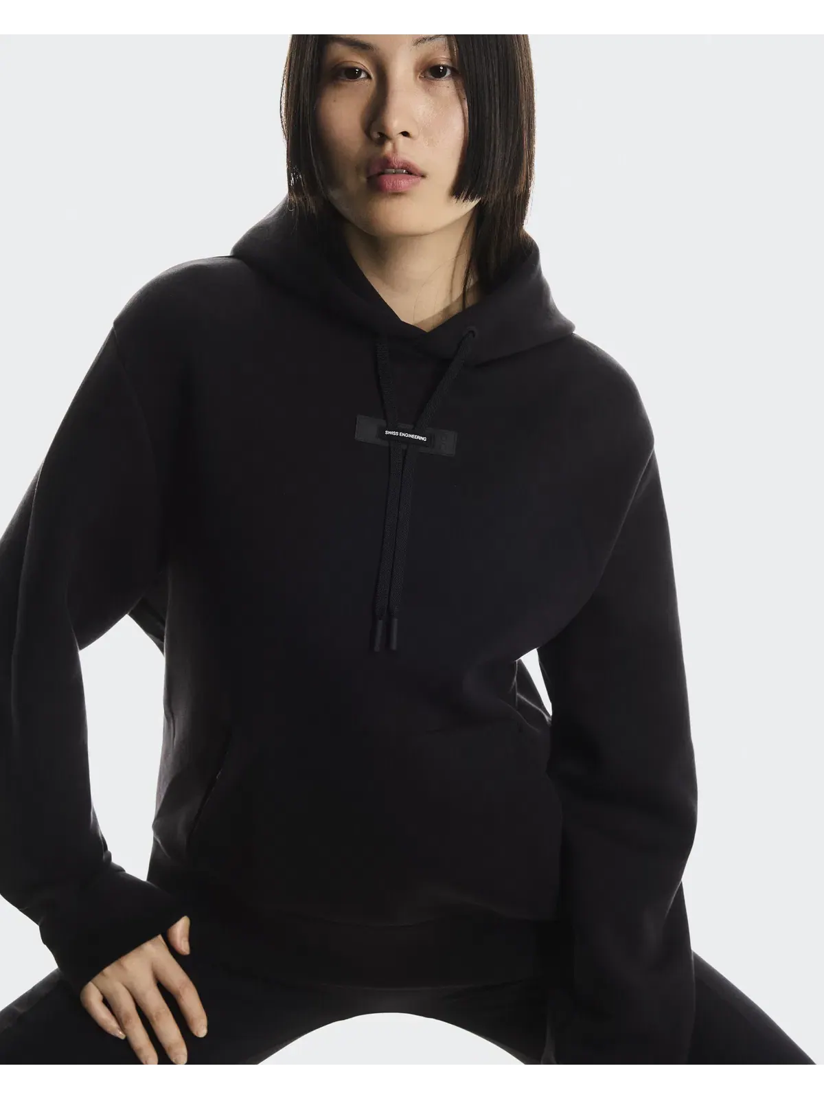 Женское худи с карманом-кенгуру Focus Tech Hoodie On — 4