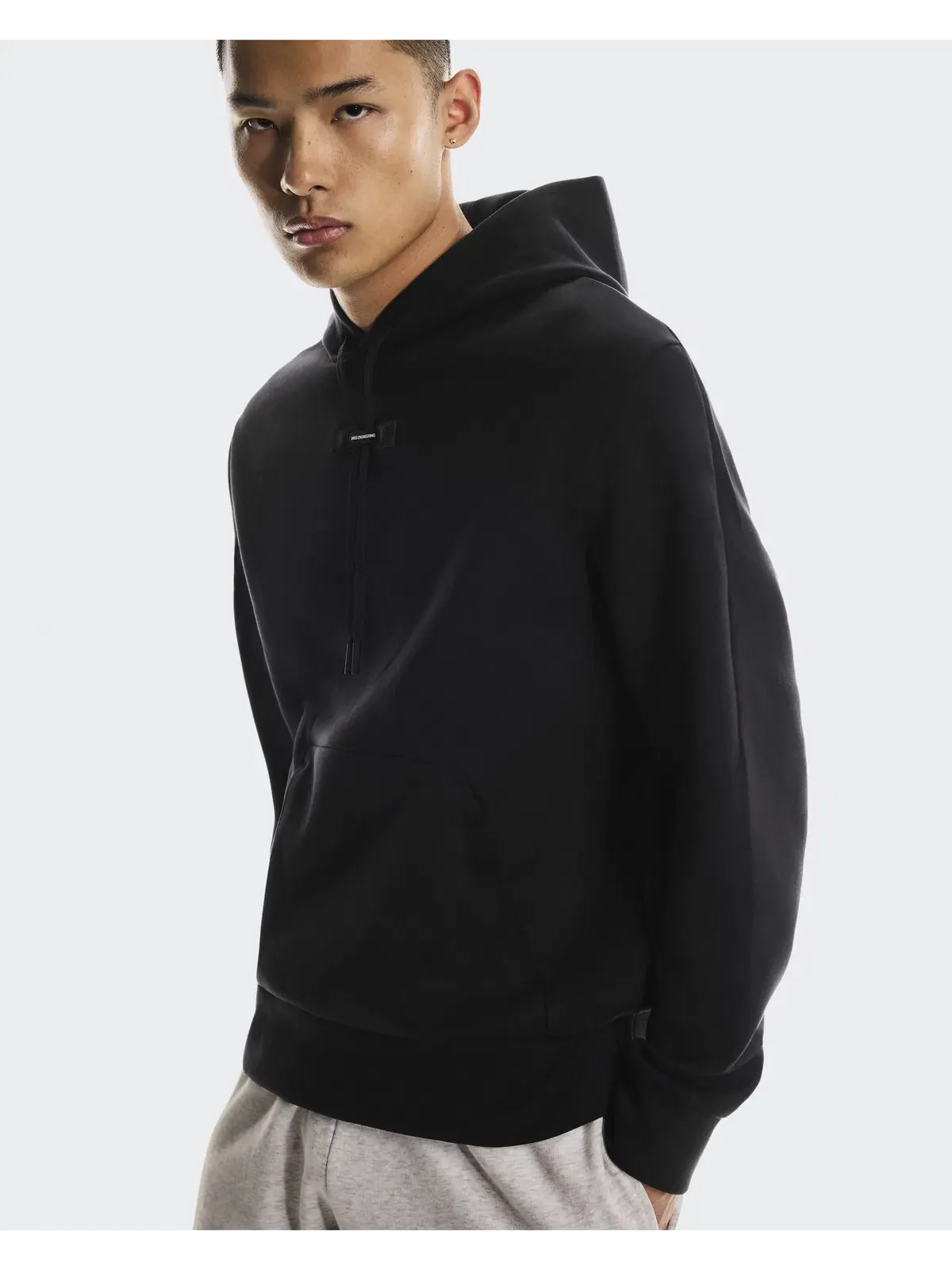 Мужское худи с карманом-кенгуру Focus Tech Hoodie On — 4