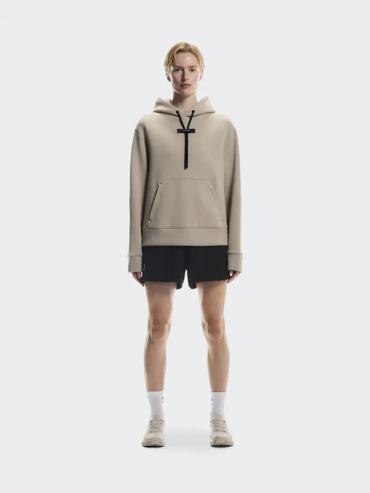 Женское худи с карманом-кенгуру Focus Tech Hoodie On — 2