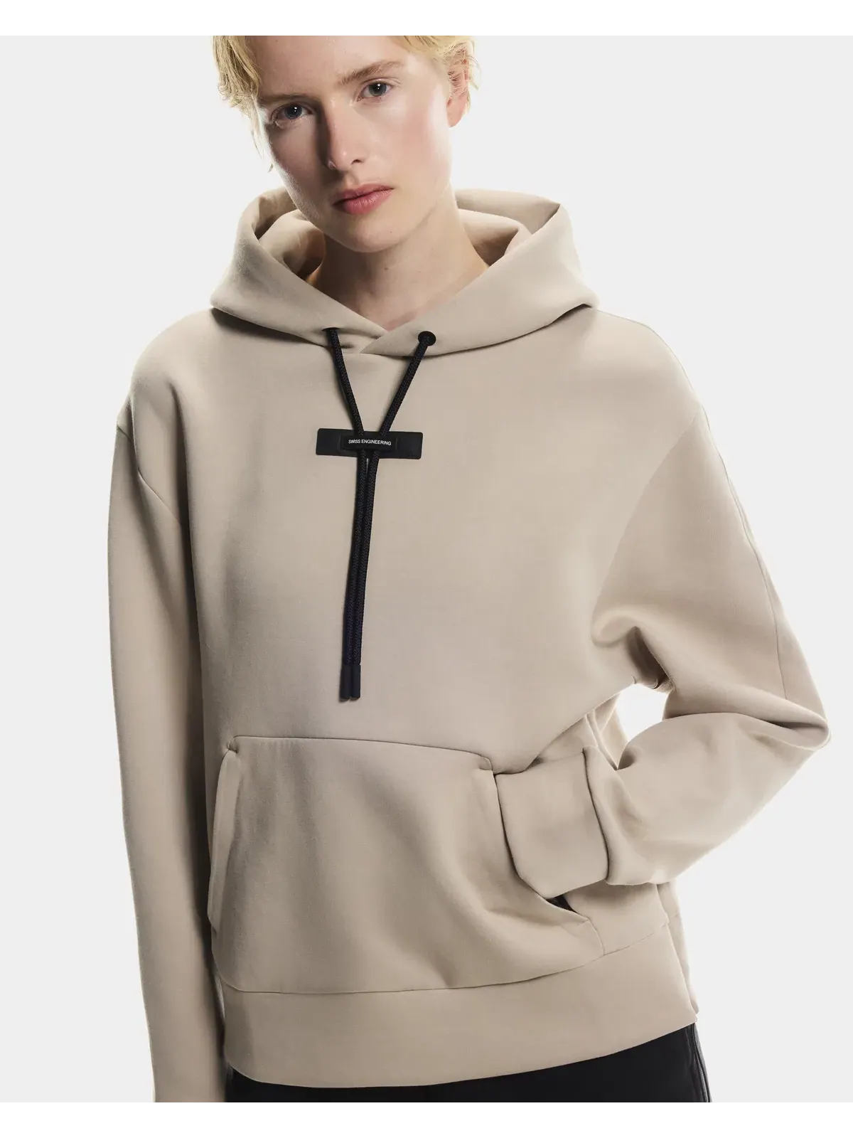 Женское худи с карманом-кенгуру Focus Tech Hoodie On — 4