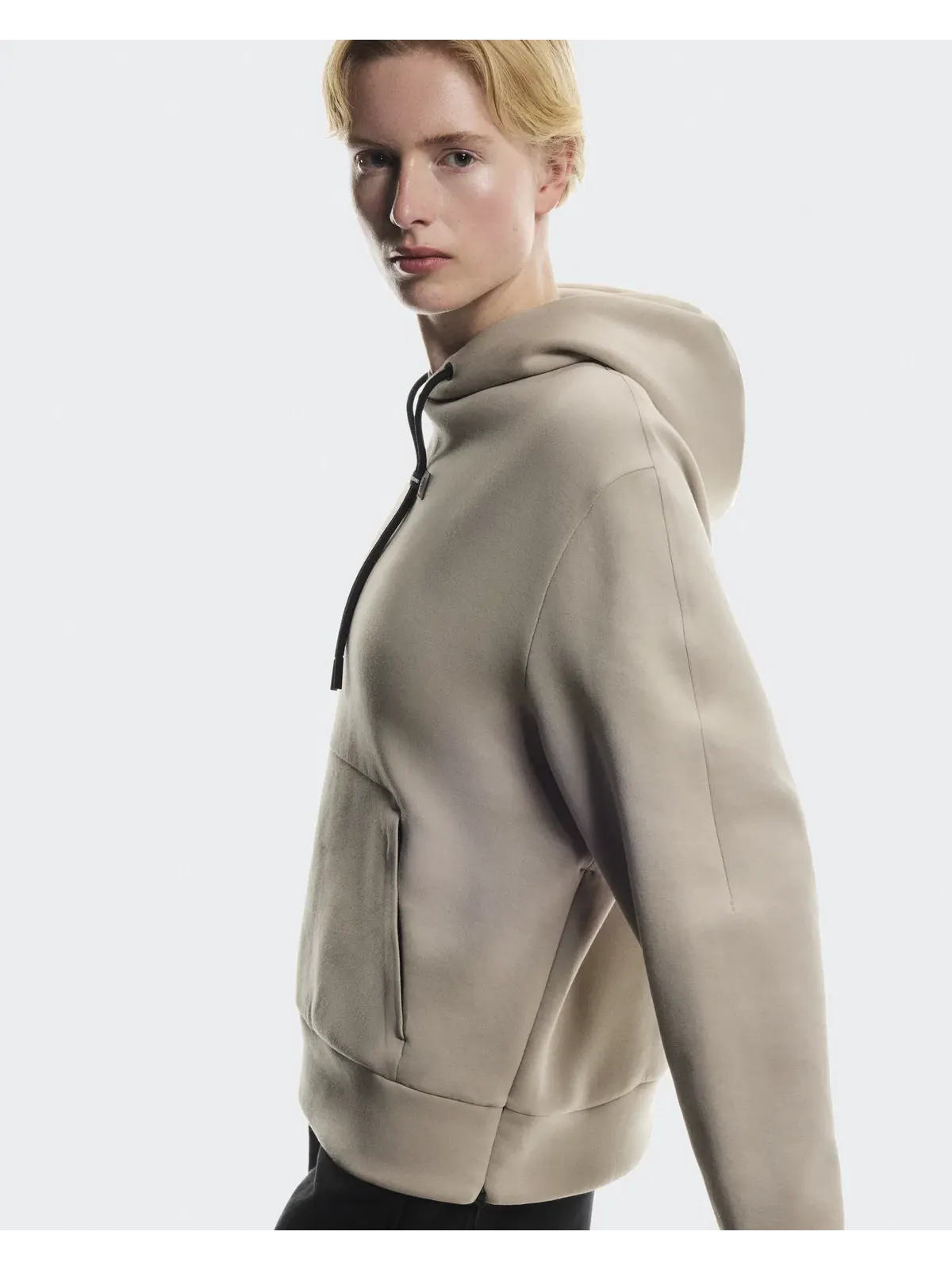 Женское худи с карманом-кенгуру Focus Tech Hoodie On — 5