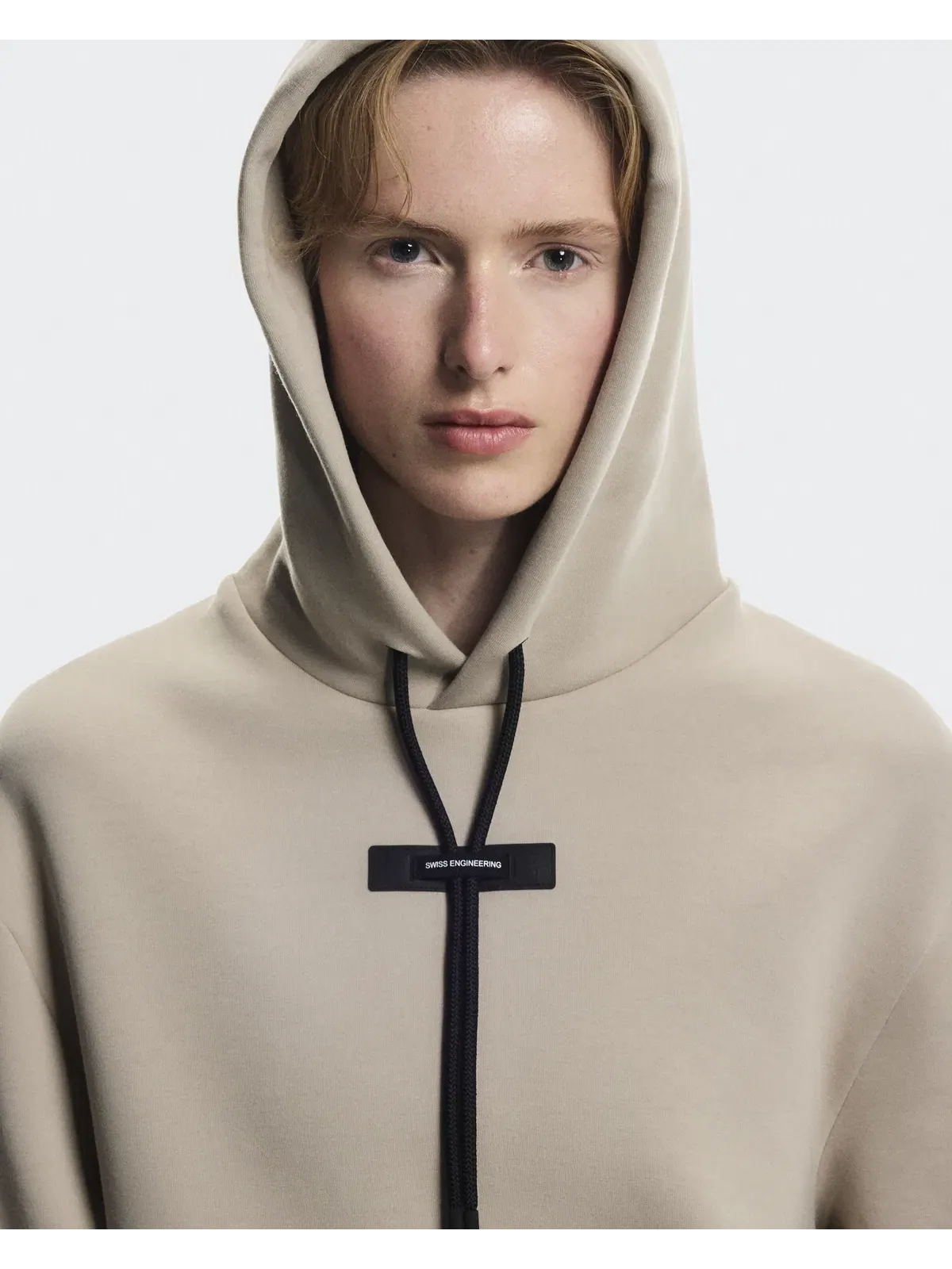 Женское худи с карманом-кенгуру Focus Tech Hoodie On — 6