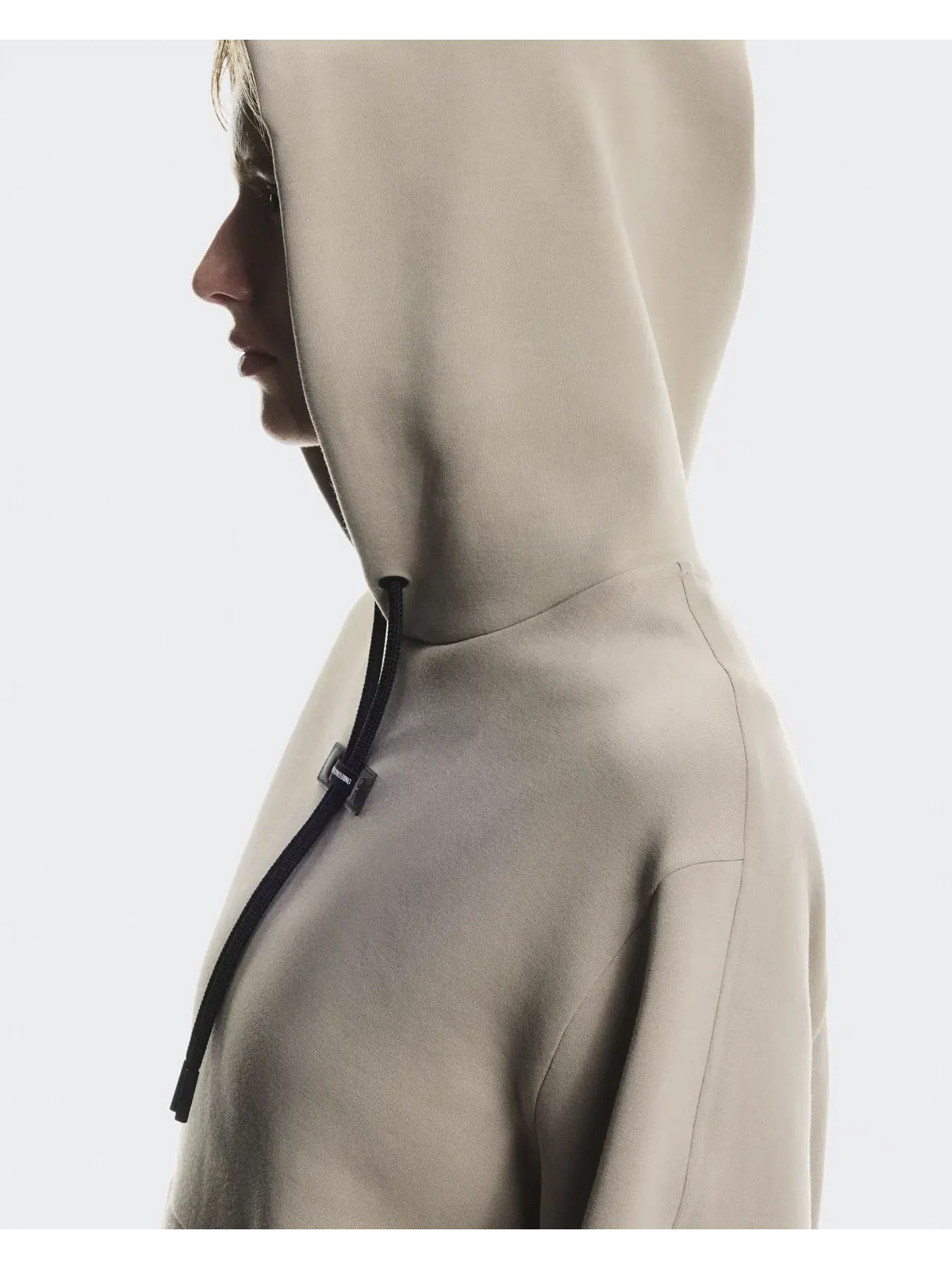 Женское худи с карманом-кенгуру Focus Tech Hoodie On — 7