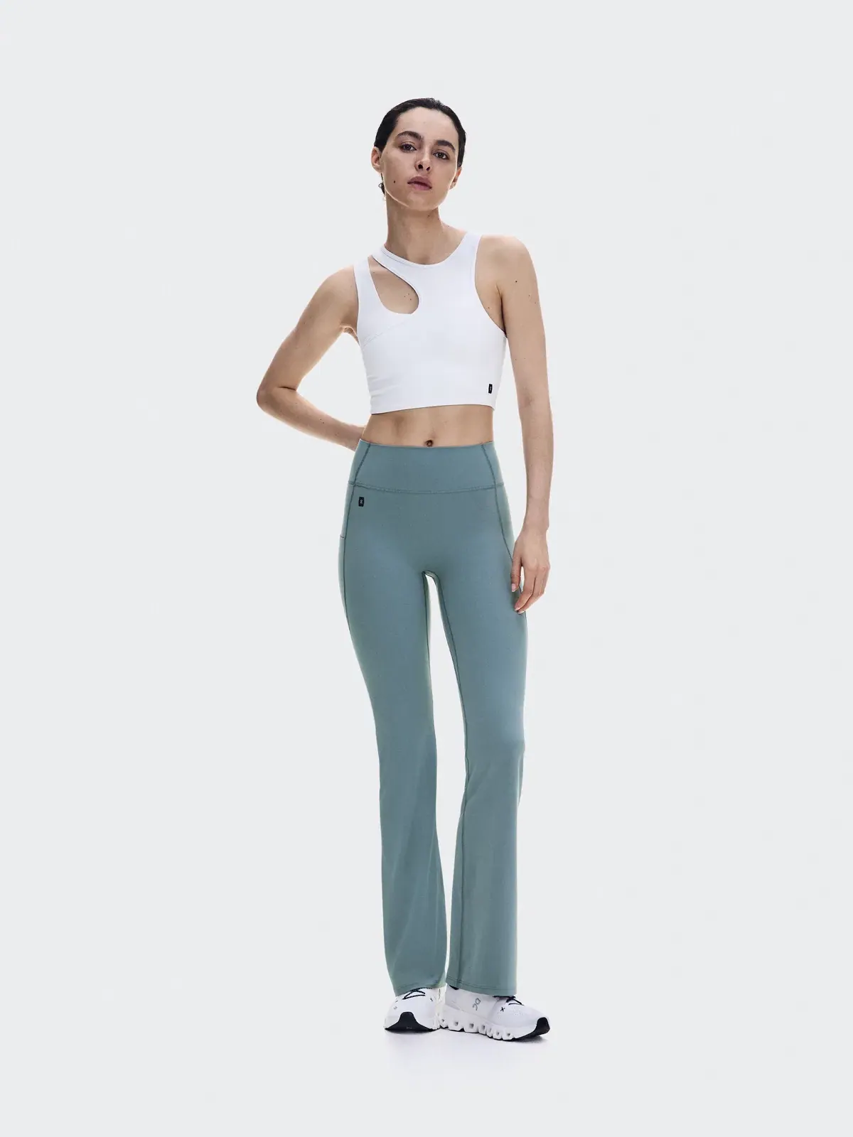 Женский топ-кроп без рукавов с асимметричным дизайном Studio Asymmetric Crop On — 2