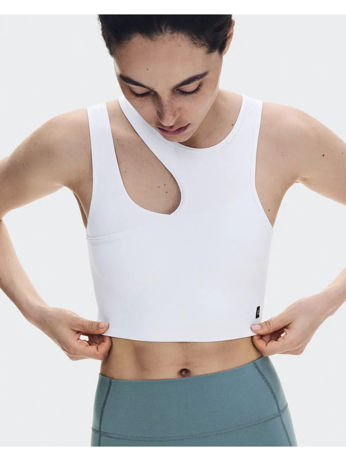 Женский топ-кроп без рукавов с асимметричным дизайном Studio Asymmetric Crop On — 3