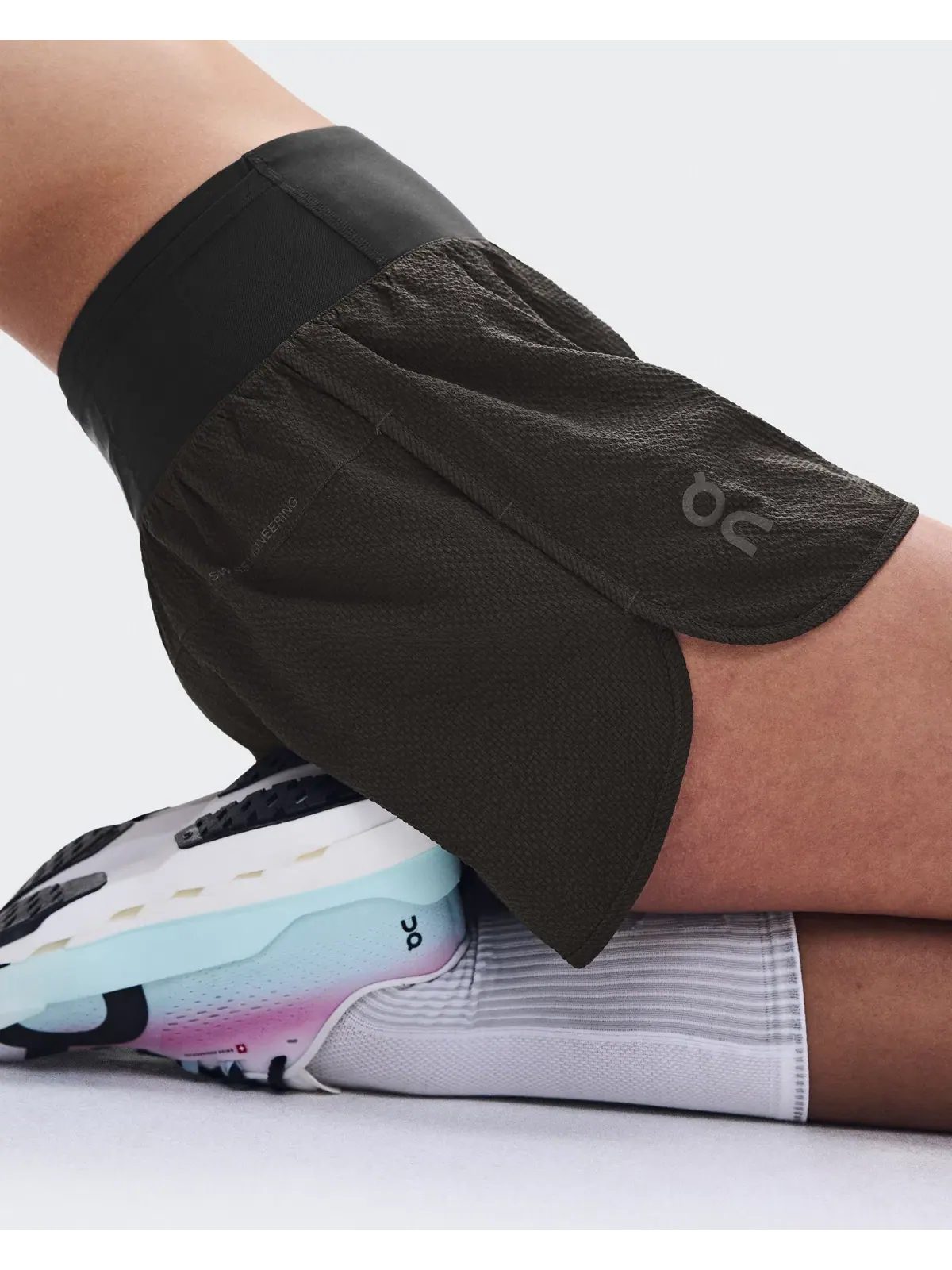 Женские беговые шорты с жаккардовой текстурой Performance Volt Shorts On — 3
