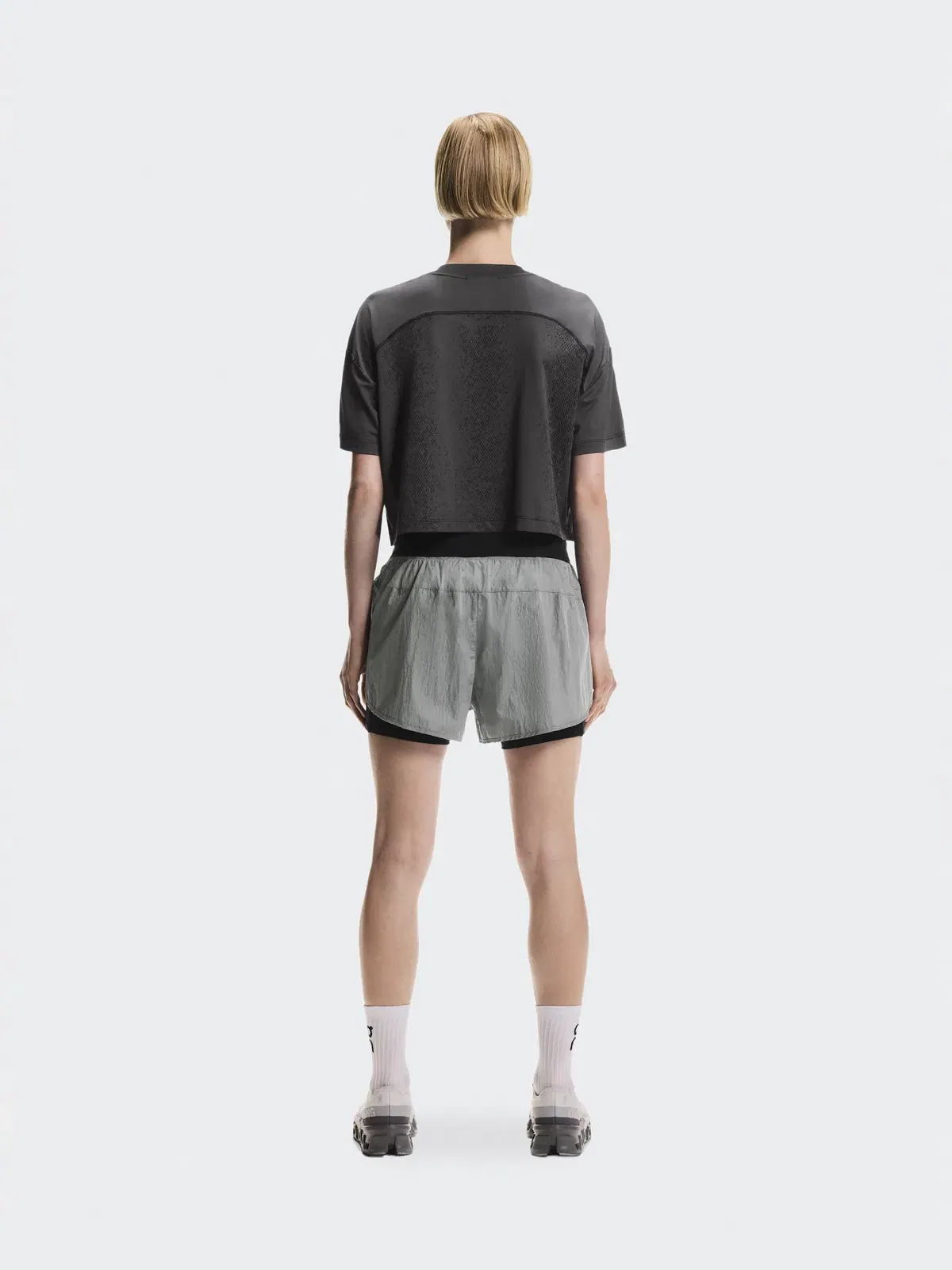 Женские шорты для бега с ветрозащитным внешним слоем Performance Volt Shorts On — 3