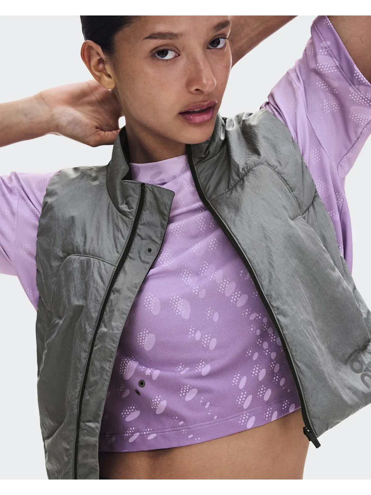 Женский жилет для бега утепляющий On Performance Volt Vest — 7