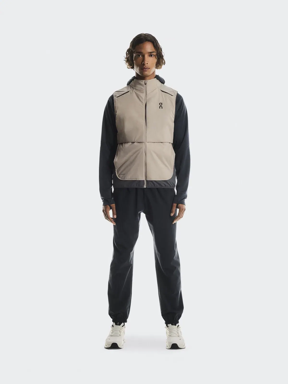 Мужской жилет для бега утепленный On ThermaTec Weather Vest, Desert Eclipse — 2