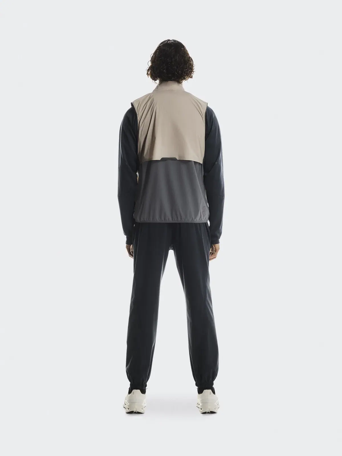 Мужской жилет для бега утепленный On ThermaTec Weather Vest, Desert Eclipse — 3