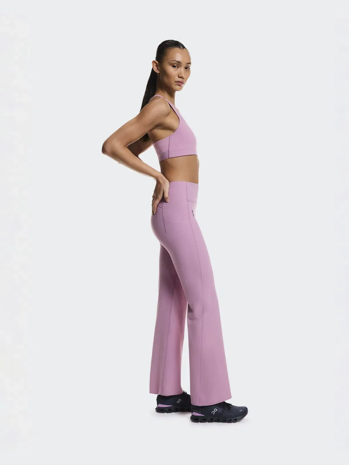Женские леггинсы с расклешенными брюками и боковым карманом Studio Flared Leggings On, Sakura — 5