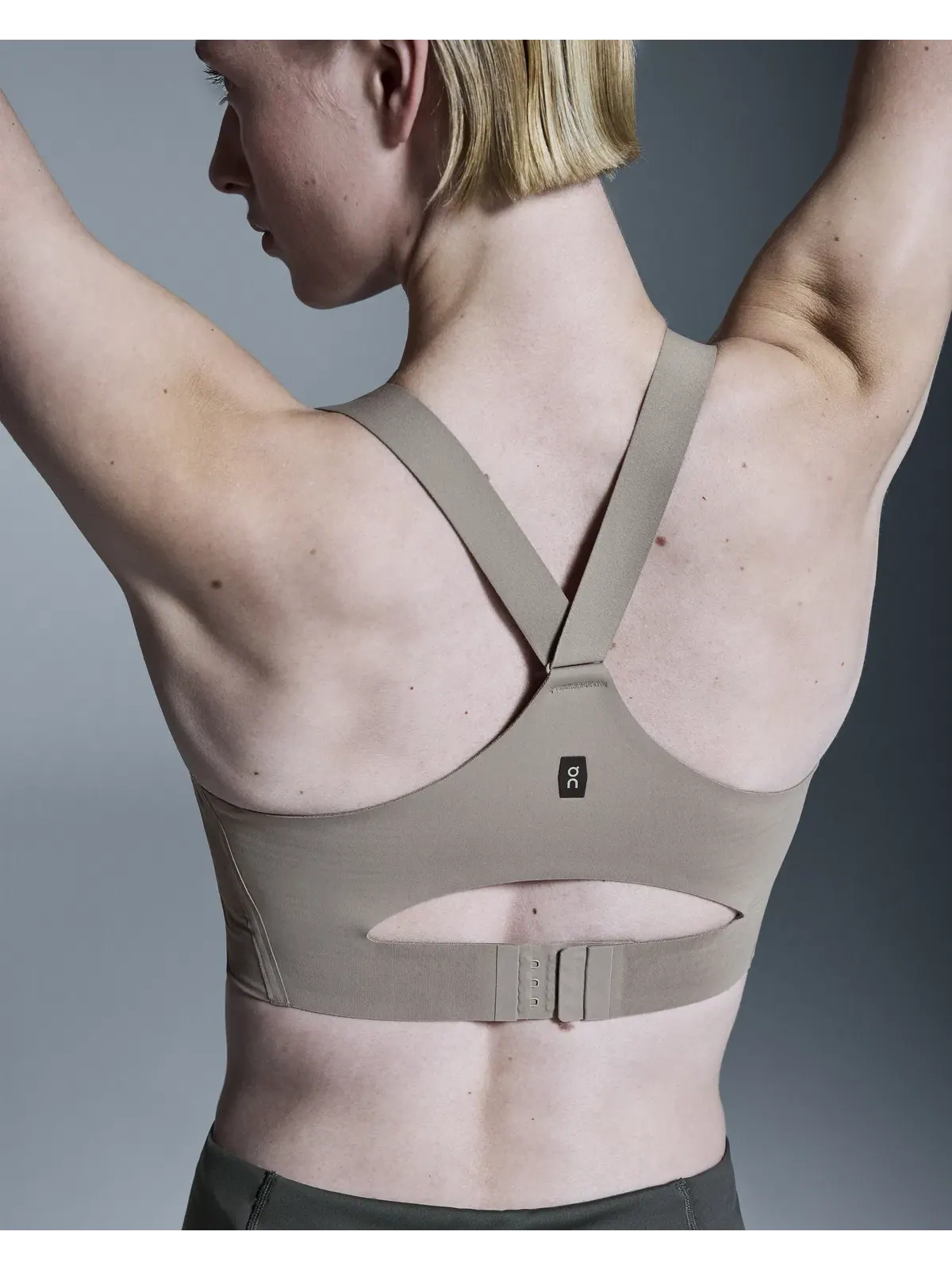 Женский спортивный бюстгальтер высокой поддержки с открытой спинкой Endurance Bra On — 5