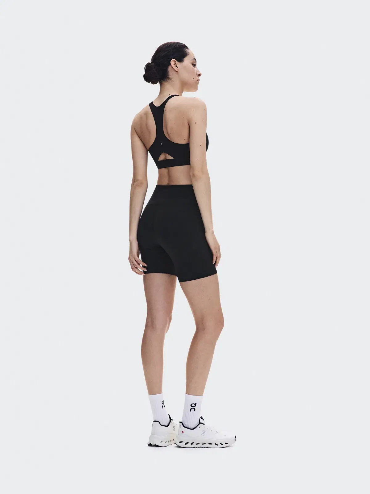 Женский спортивный бюстгальтер с низкой поддержкой, модель Studio Racerback Bra, On — 4