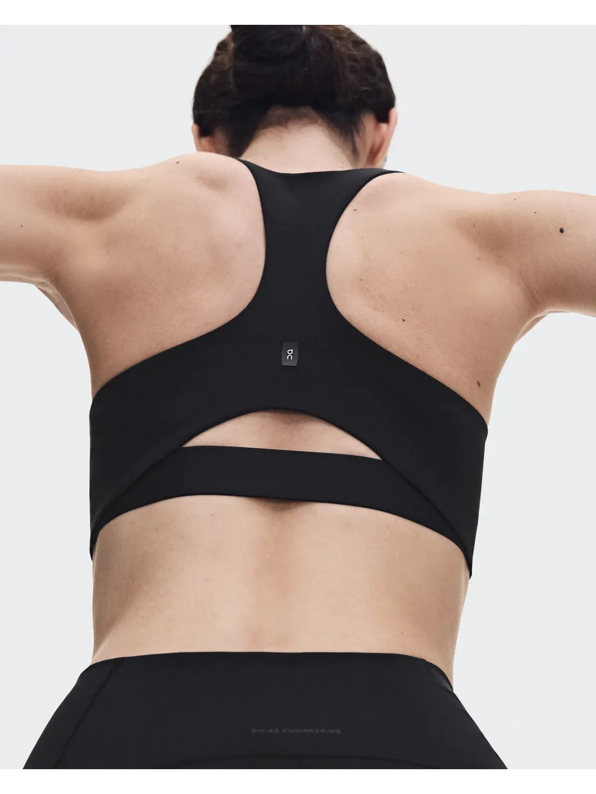 Женский спортивный бюстгальтер с низкой поддержкой, модель Studio Racerback Bra, On — 5