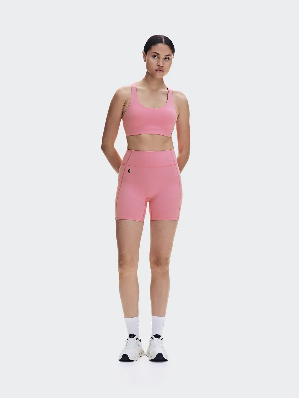 Женский спортивный бюстгальтер с тонкими бретелями Studio Racerback Bra On — 2