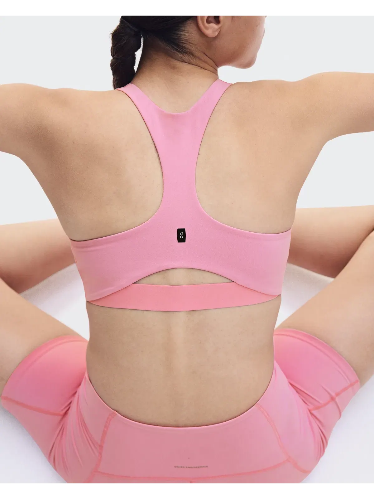 Женский спортивный бюстгальтер с тонкими бретелями Studio Racerback Bra On — 3
