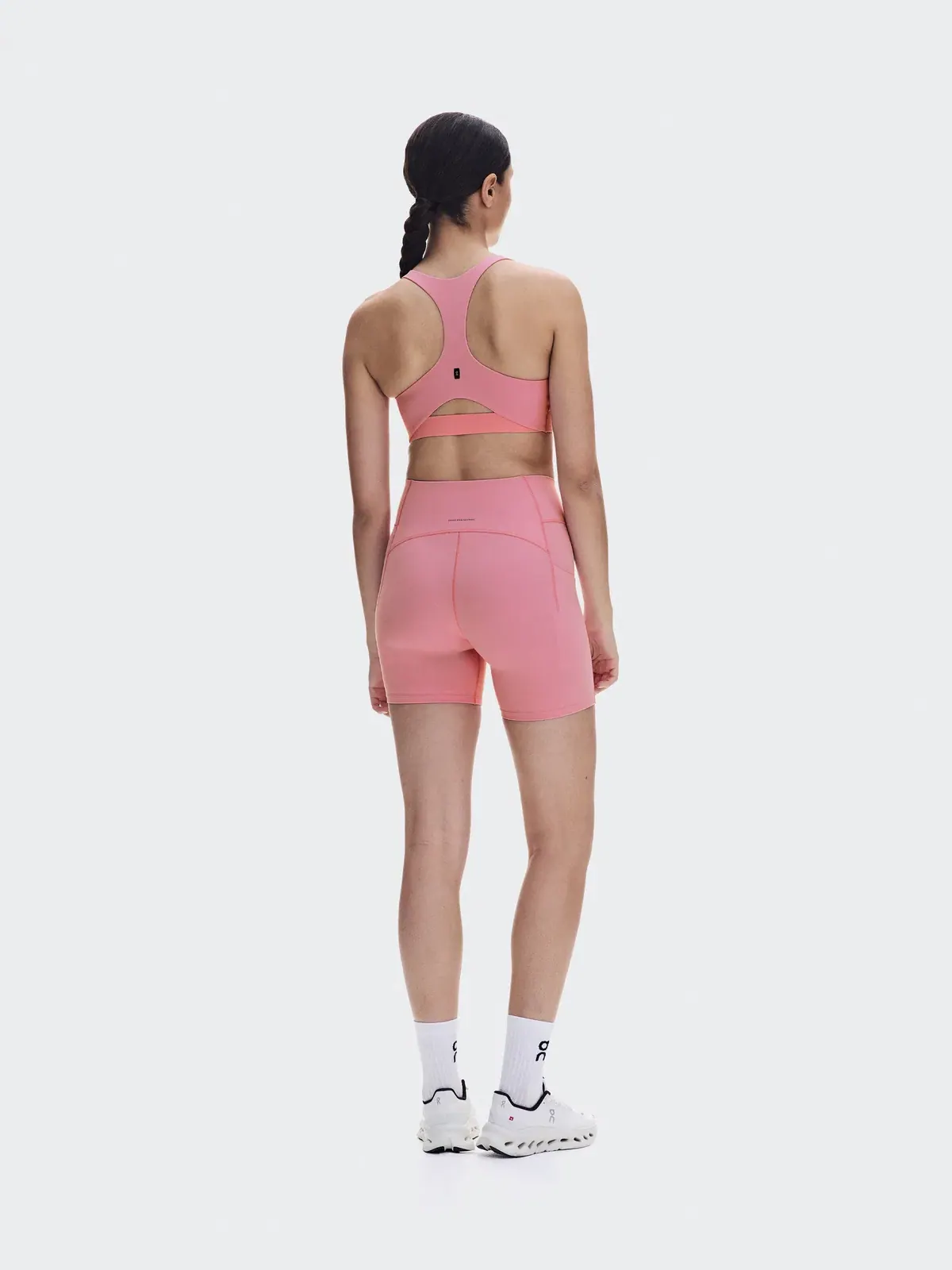 Женский спортивный бюстгальтер с тонкими бретелями Studio Racerback Bra On — 4