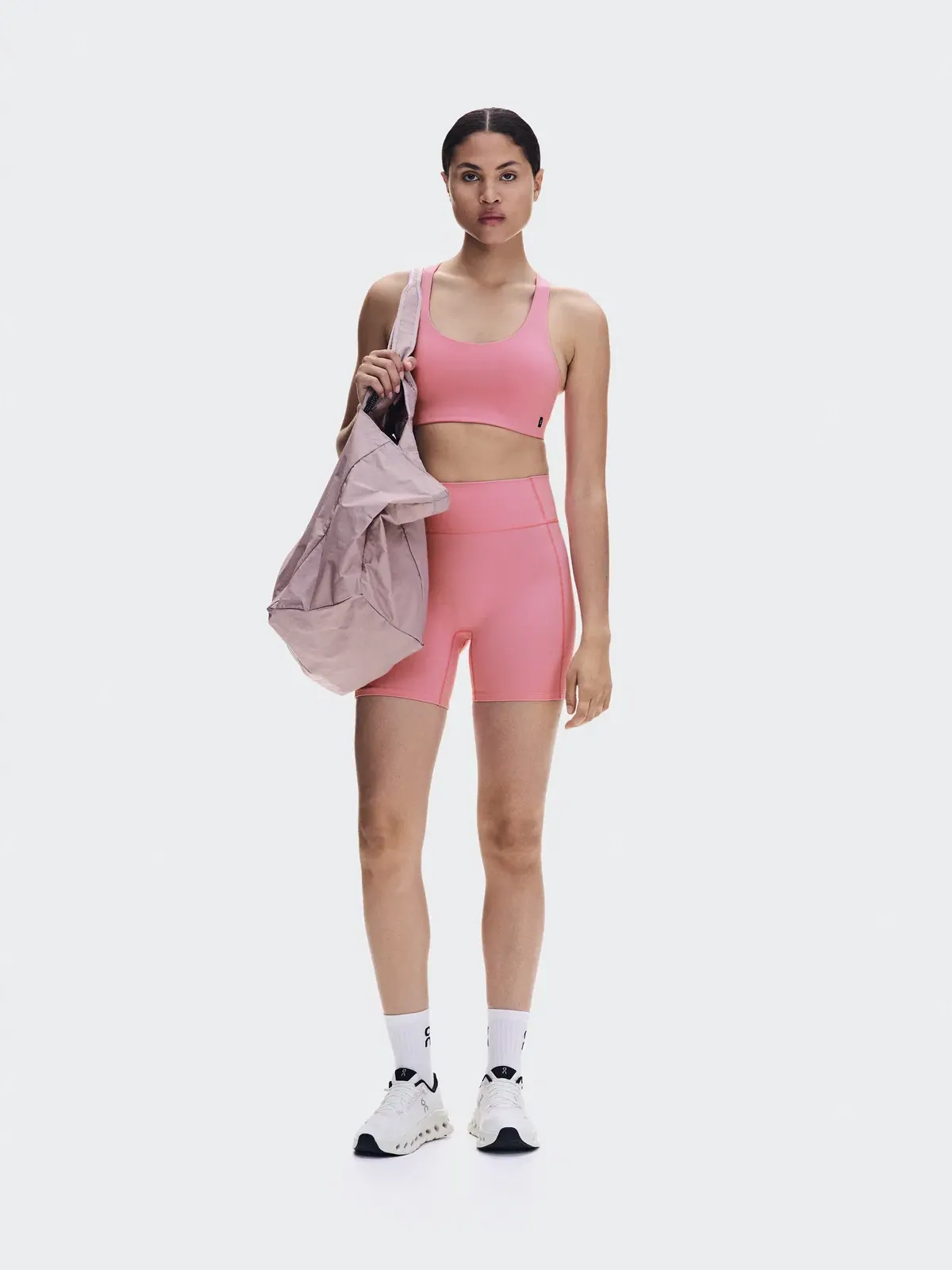 Женский спортивный бюстгальтер с тонкими бретелями Studio Racerback Bra On — 6