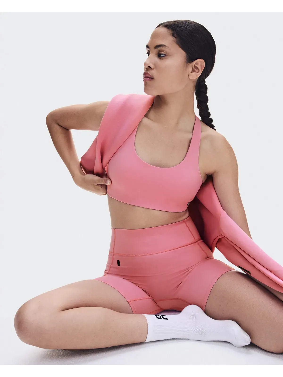 Женский спортивный бюстгальтер с тонкими бретелями Studio Racerback Bra On — 7