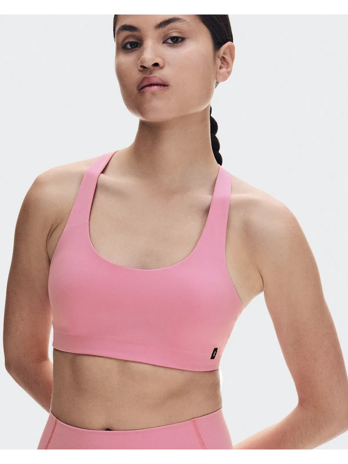 Женский спортивный бюстгальтер с тонкими бретелями Studio Racerback Bra On — 8