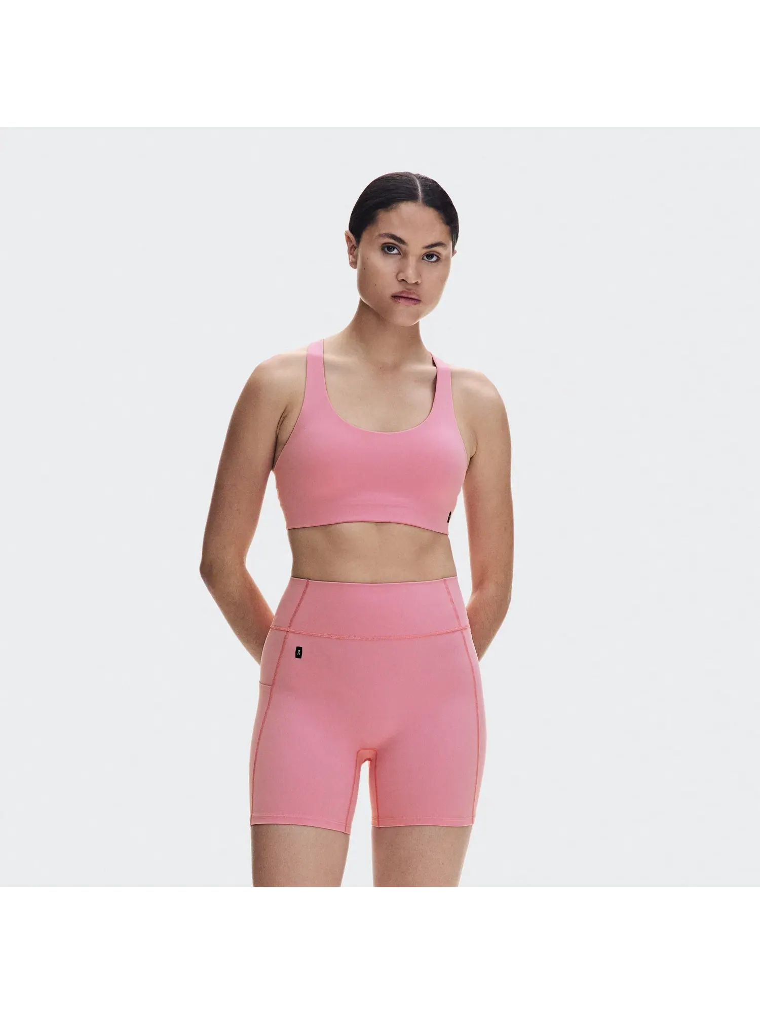 Женский спортивный бюстгальтер с тонкими бретелями Studio Racerback Bra On — 9