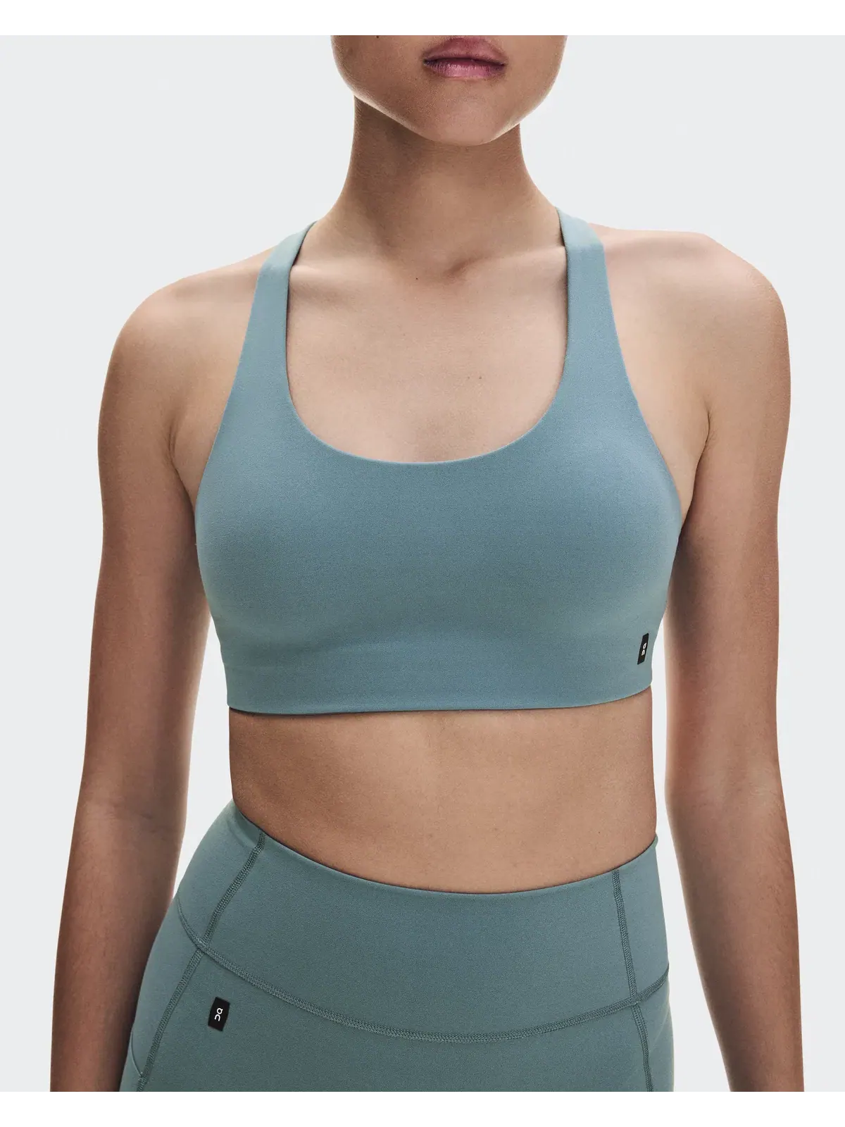 Женский спортивный бюстгальтер с низкой поддержкой, модель Studio Racerback Bra, On — 3