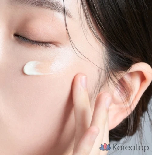 Солнцезащитный крем d'Alba Super Moisture Essence Sun Cream SPF50+ PA++++, 1 шт.