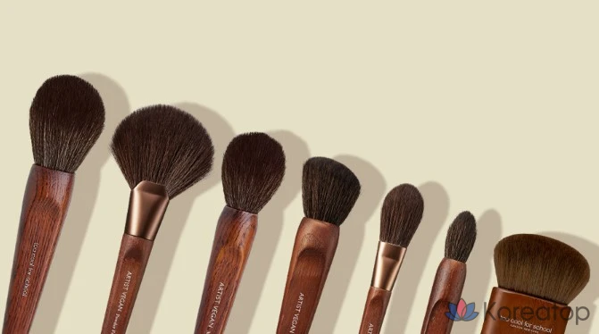 Кисть для макияжа Too Cool For School Artist Vegan Powder Fan Brush, 1 шт.