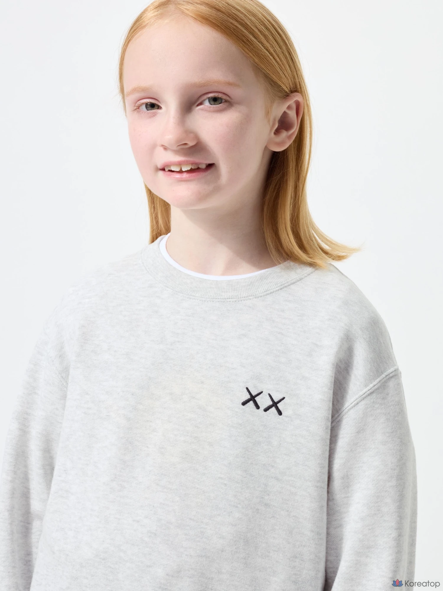 Свитшот детский Uniqlo KAWS UNIVERSE, черный