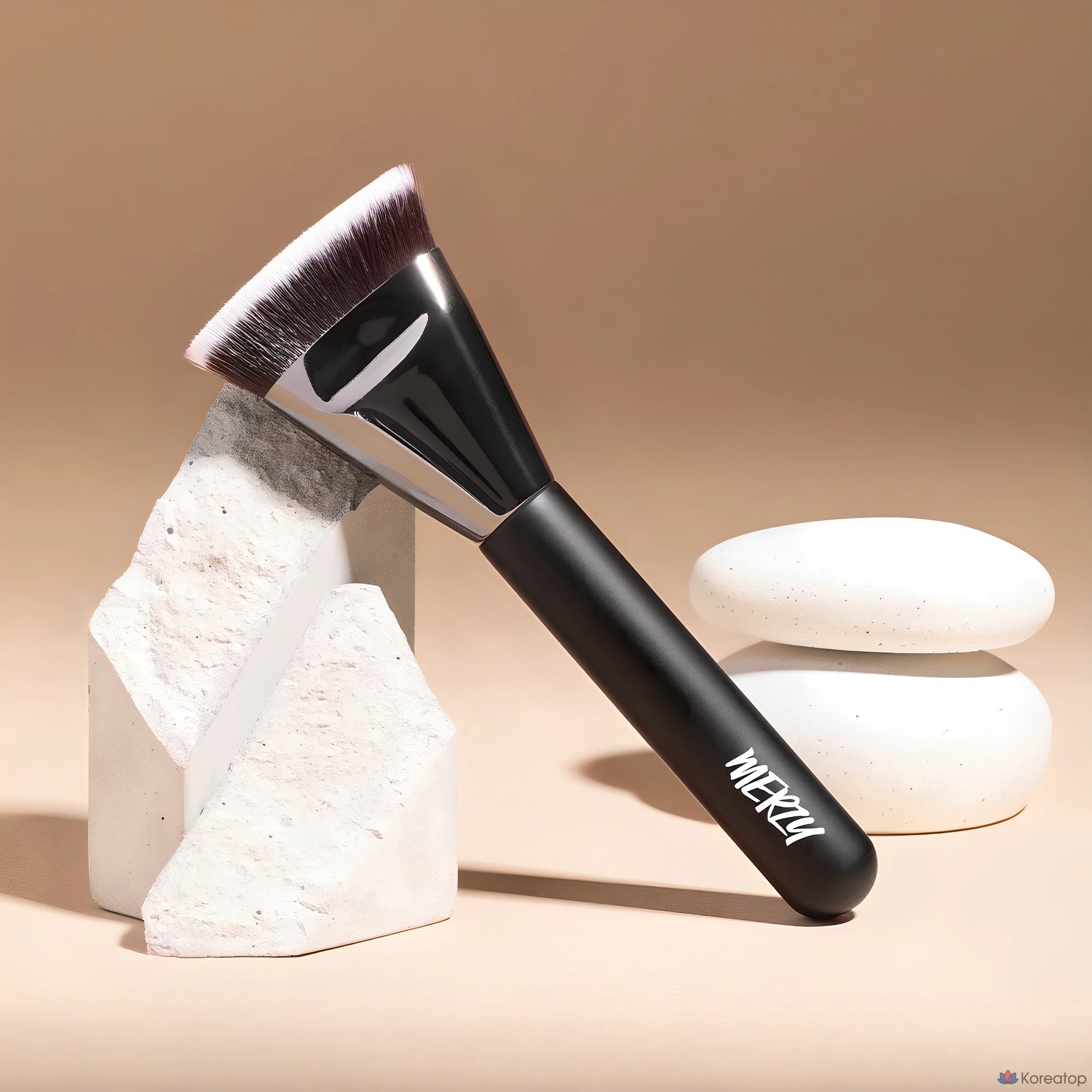Кисть для нанесения тонального средства MERZY The Airy Fitting Foundation Brush, черный, 1 шт.