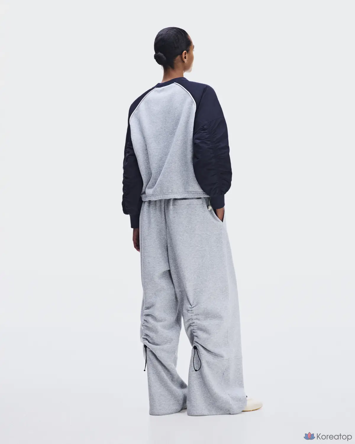 Свитшот ON Oversized Crewneck