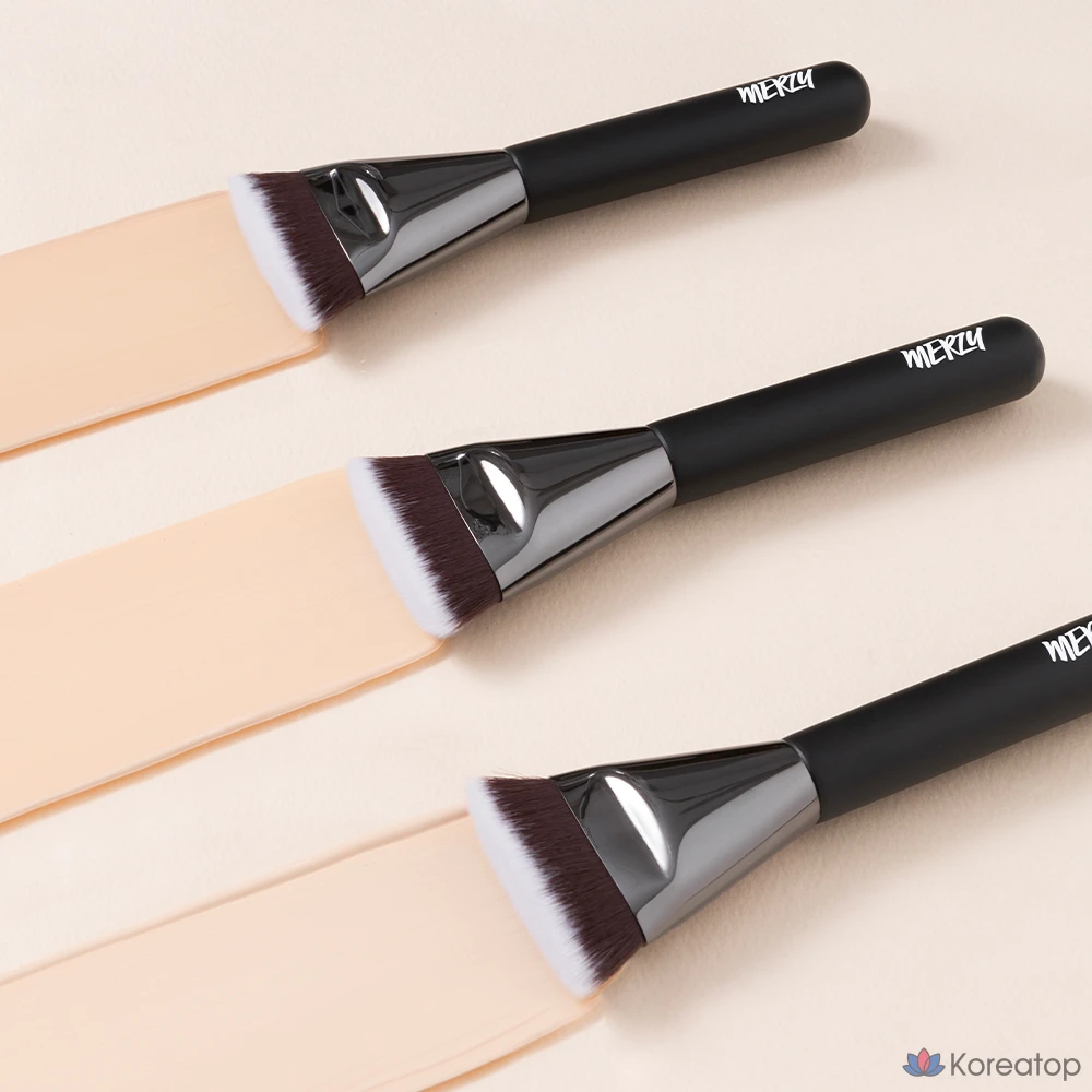 Кисть для нанесения тонального средства MERZY The Airy Fitting Foundation Brush, черный, 1 шт.