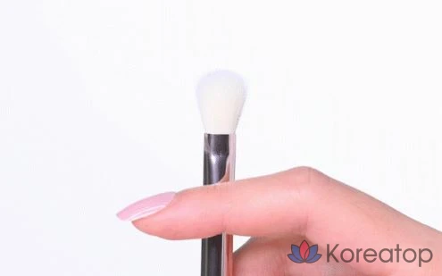 Кисть для макияжа BANILA CO Blending Brush, оттенок Pink, 1 шт.
