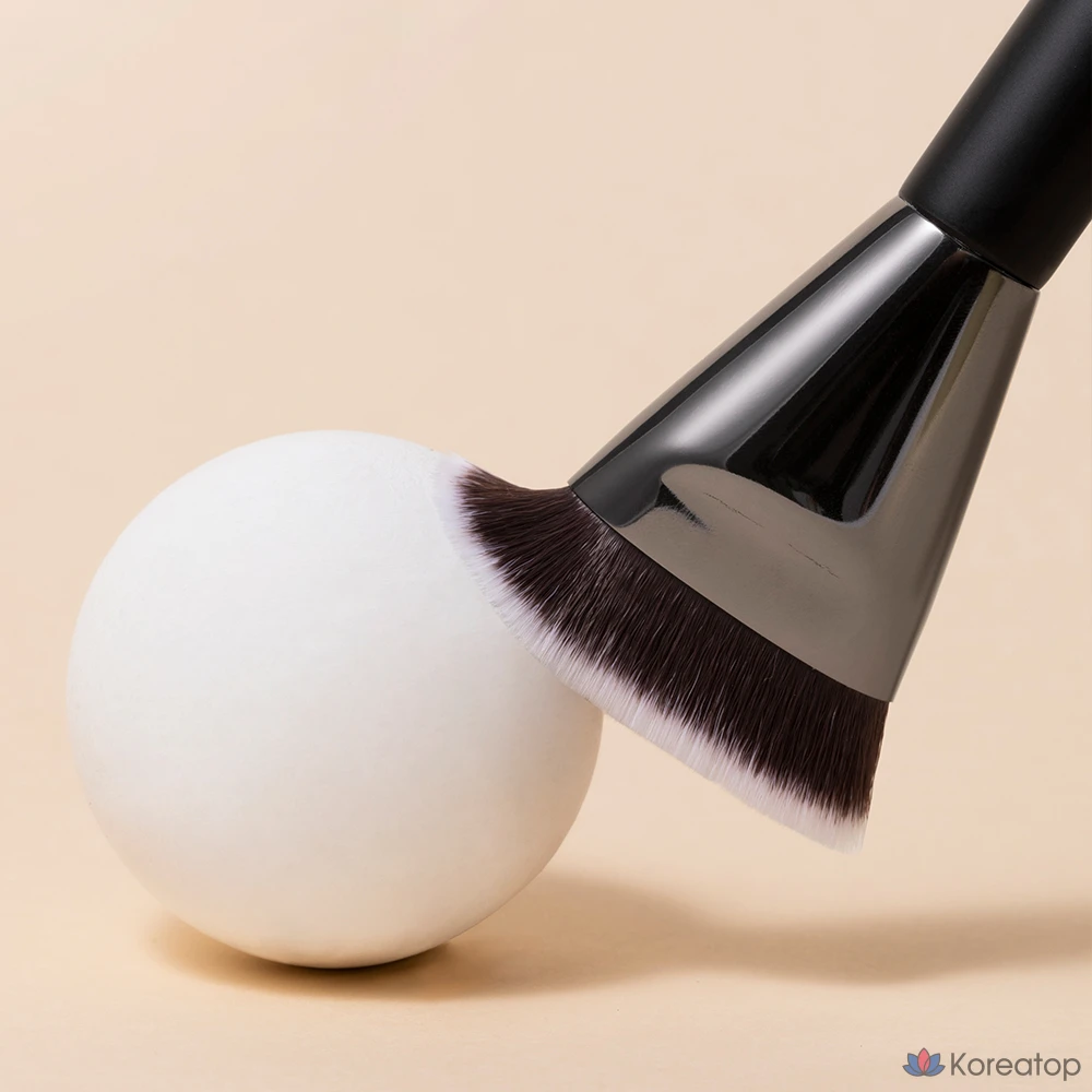 Кисть для нанесения тонального средства MERZY The Airy Fitting Foundation Brush, черный, 1 шт.