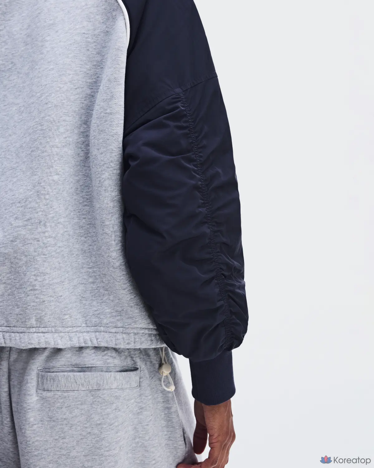 Свитшот ON Oversized Crewneck