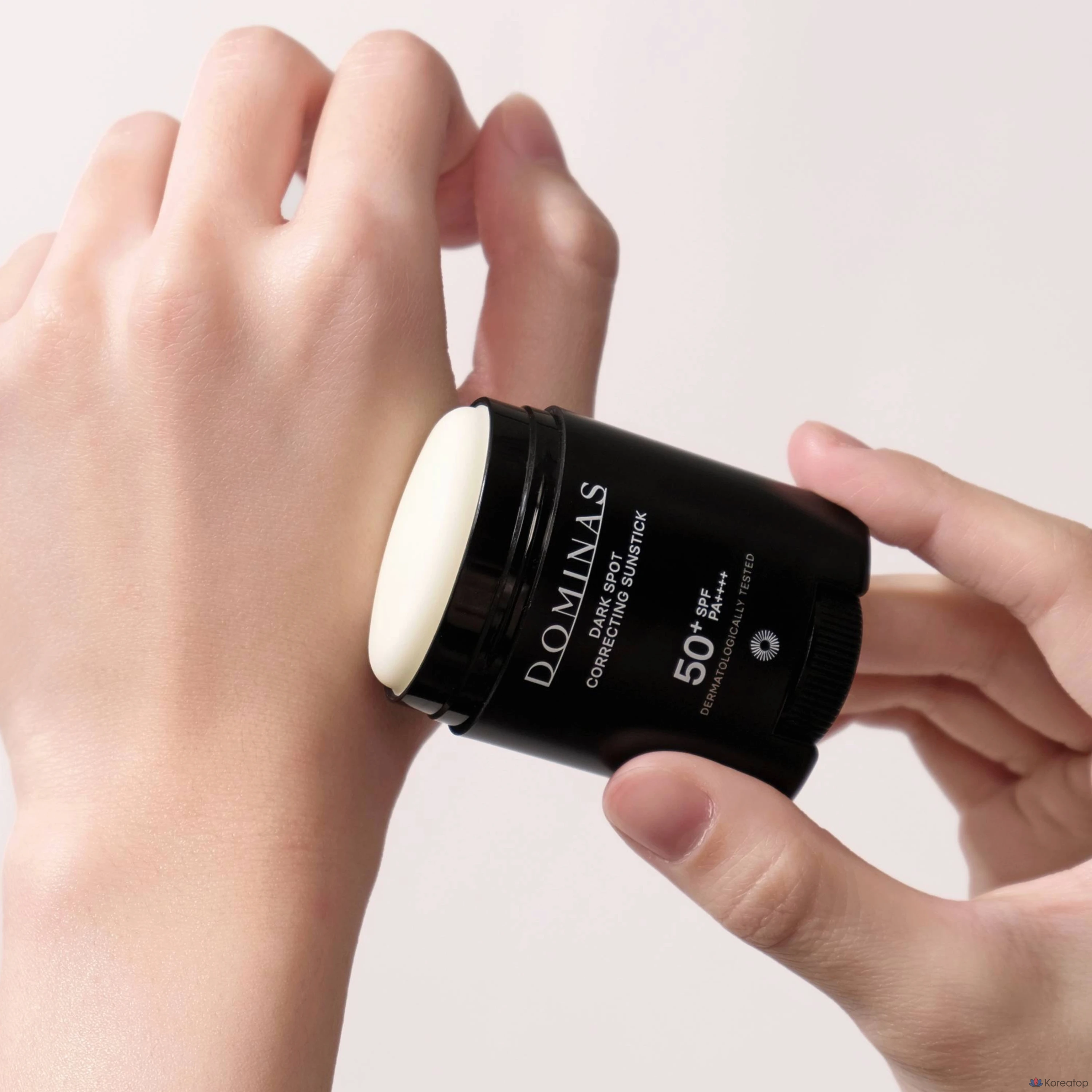 Солнцезащитный стик Dominas Dark Spot Correcting Sun Stick SPF50+ PA++++, 14 г, 1 шт.