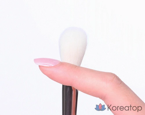 Хайлайтер-кисть Banila Co Highlighter Brush, оттенок Pink, 1 шт.