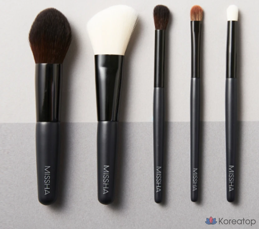 Набор для макияжа Missha Artistool To Go Mini Brush Kit + Pouch, 1 шт.