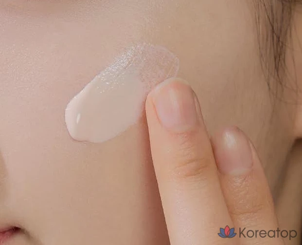 Солнцезащитный крем SKIN1004 Centella Tone Brightening Tone-Up Sunscreen SPF50+ PA++++, 50 мл, 1 шт.