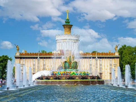 Экскурсия по ВДНХ + световое шоу в «Макете Москвы»