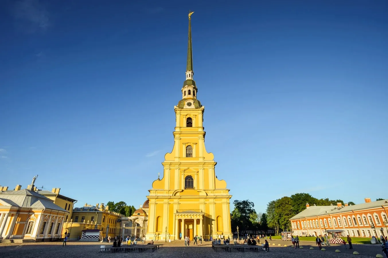 Петропавловская крепость: собор, тюрьма и старинные стены