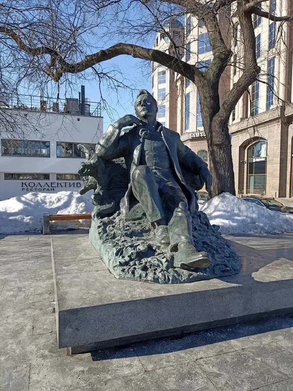 За каждым успешным мужчиной стоит великая женщина